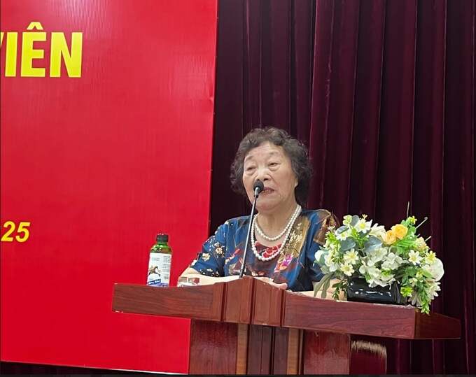PGS.TS Nguyễn Thị Chính, Phó chủ tịch Hội VACHE, Trưởng ban Chăm sóc sức khỏe chủ động chia sẻ tại sự kiện