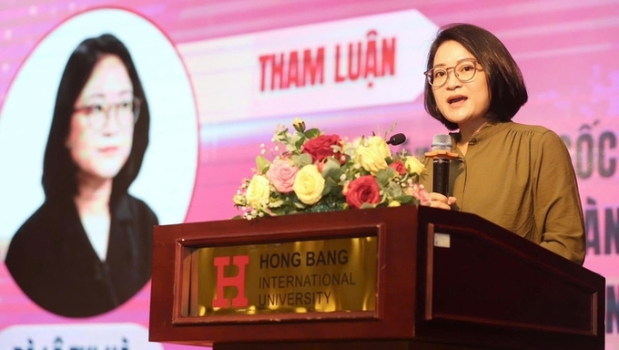 Bà Lê Thị Hà, Trưởng Phòng Quản lý Hoạt động thương mại điện tử, Cục Thương mại điện tử và Kinh tế số (Bộ Công Thương) phát biểu tại Hội thảo