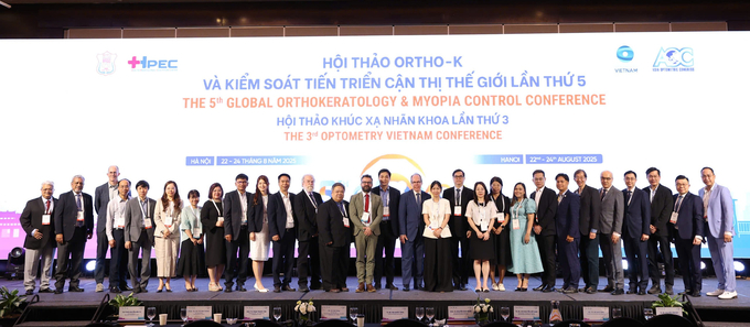 Các đại biểu dự Hội thảo chụp ảnh lưu niệm