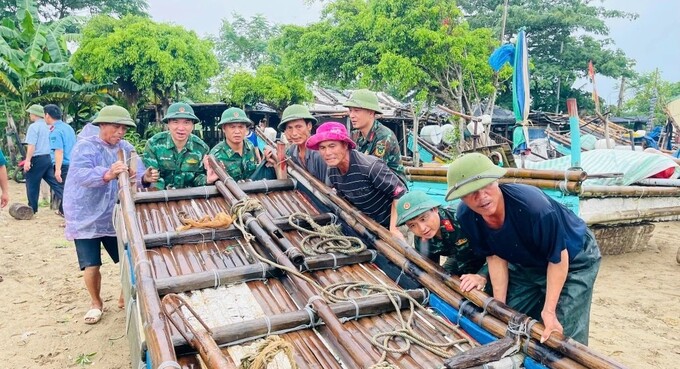 Người dân ở tỉnh Thanh Hóa khẩn trương ứng phó với bão số 5 (Ảnh: Lê Hợi)