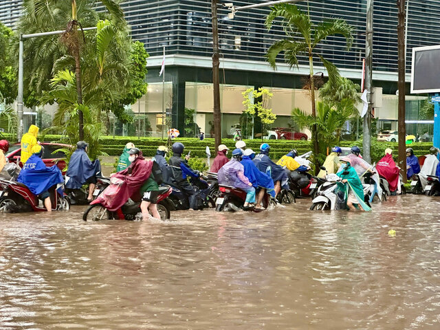 Nước ngập ở đường Dương Định Nghệ khiến nhiều người phải dắt xe