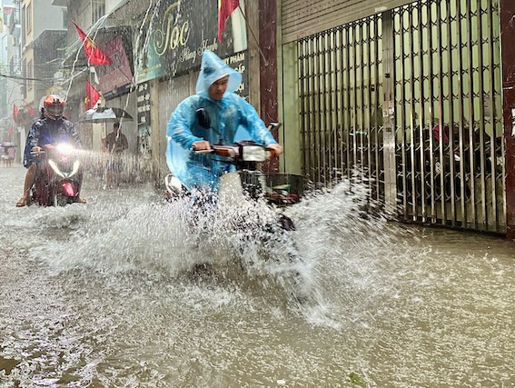 Đường trong ngõ ở khu vực Mễ Trì bị ngập, nước tràn vào trong nhà dân.