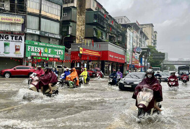 Đường Nguyễn Trãi ngập nước khiến người dân di chuyển khó khăn.