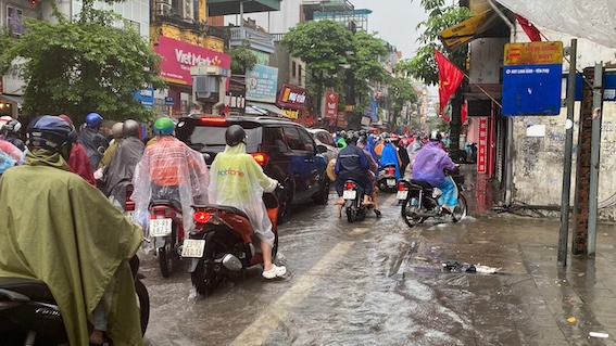 Mưa ngập dẫn đến việc di chuyển đi lại khó khăn ở phố Trương Định
