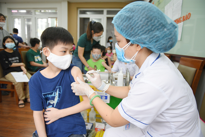 Tiêm vắc-xin phòng bệnh là cách bảo vệ sức khỏe trẻ em hiệu quả (Ảnh minh họa)