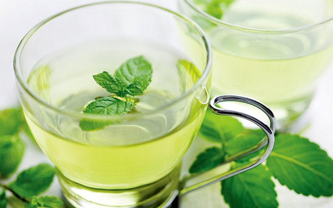Uống nước chanh bạc hà mỗi ngày vừa giúp thanh lọc cơ thể, vừa cải thiện sức khỏe làn da (Ảnh minh họa)