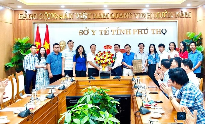 Tiến sĩ Lê Hồng Trung, TUV, Giám Giám đốc Sở Y tế  cùng lãnh đạo sở tặng hoa và quà cho phòng Kế hoạch tài chính 