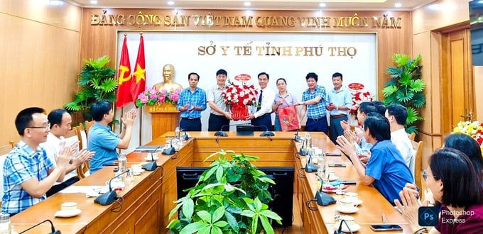 Tiến sĩ Lê Hồng Trung, TUV, Giám Giám đốc Sở Y tế cùng lãnh đạo sở tặng hoa chúc mừng phòng BHYT&CCTT