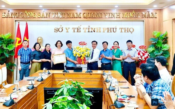 Tiến sĩ Lê Hồng Trung, TUV, Giám Giám đốc Sở Y tế  cũng lãnh đạo sở tặng hoa chúc mừng văn phòng sở 