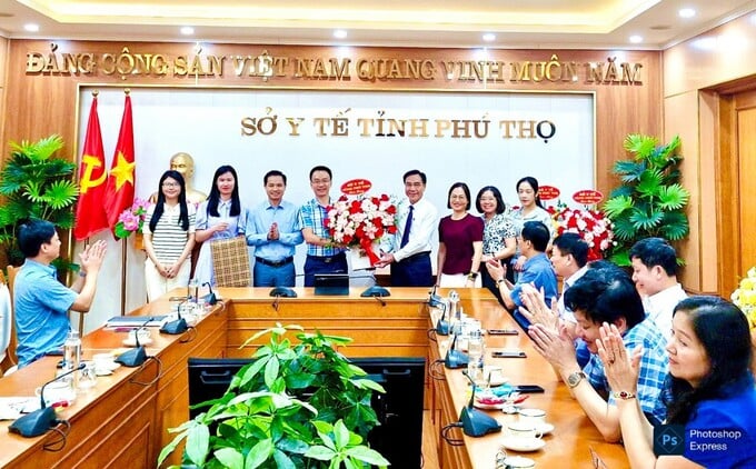 Tiến sĩ Lê Hồng Trung, TUV, Giám Giám đốc Sở Y tế  cùng lãnh đạo sở tặng hoa chúc mừng phòng Tổ chức cán bộ 