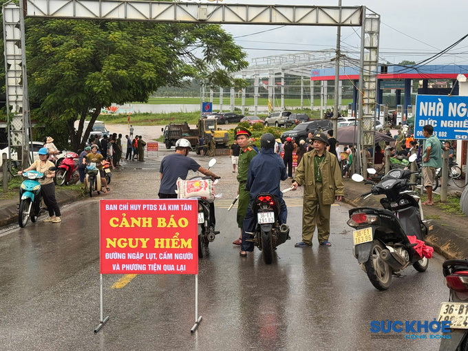   Lực lượng chức năng nhắc nhở khuyến cáo người dân không di chuyển qua những điểm ngập lụt