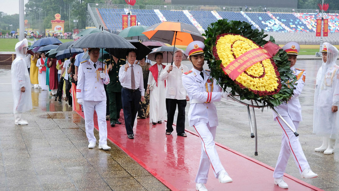 Đoàn lãnh đạo Hội VACHE đặt vòng hoa và vào Lăng viếng Chủ tịch Hồ Chí Minh