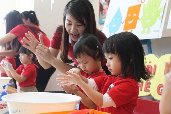 Hướng dẫn trẻ rửa tay sạch sẽ trước khi ăn (Ảnh minh họa)