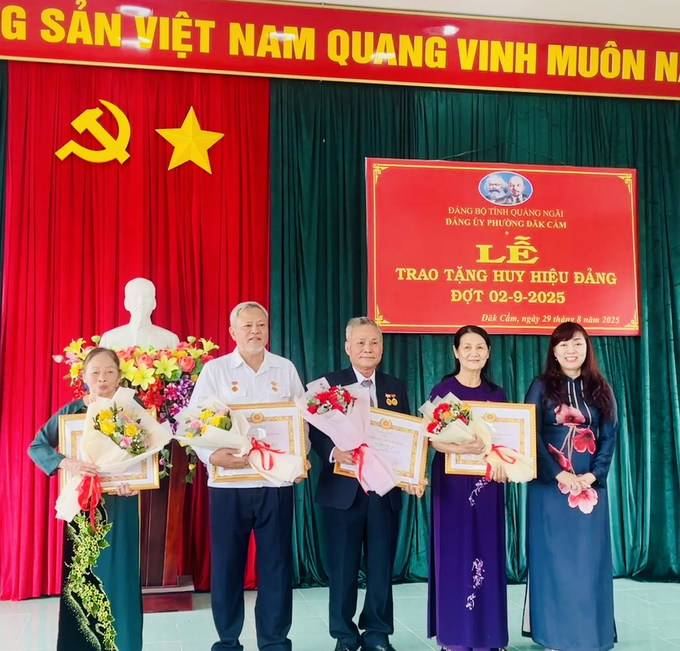 Đ/c Dương Thị Hạnh, Phó Bí thư Thường trực Đảng ủy phường trao tặng Huy hiệu 45 năm tuổi Đảng