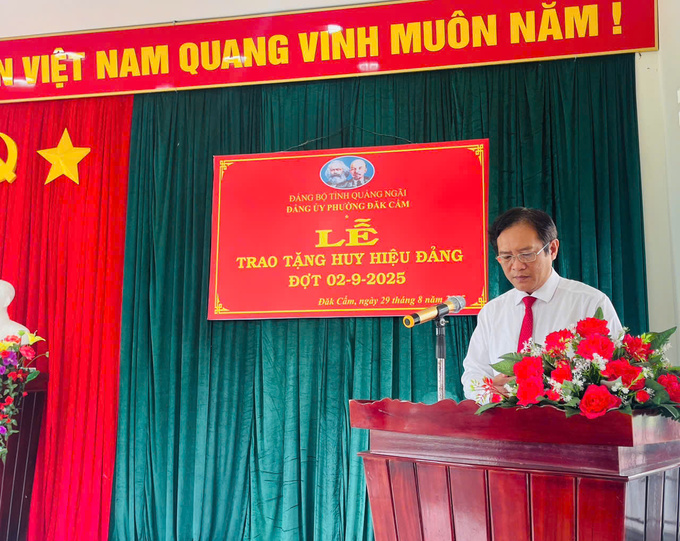 Đồng chí Dương Quang Phục – Bí thư Đảng ủy, Chủ tịch HĐND phường Đăk Cấm phát biểu tại buổi lễ