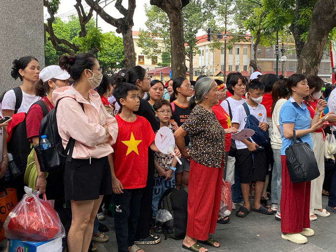 Người dân đứng chờ tại khu vực phố Trần Phú