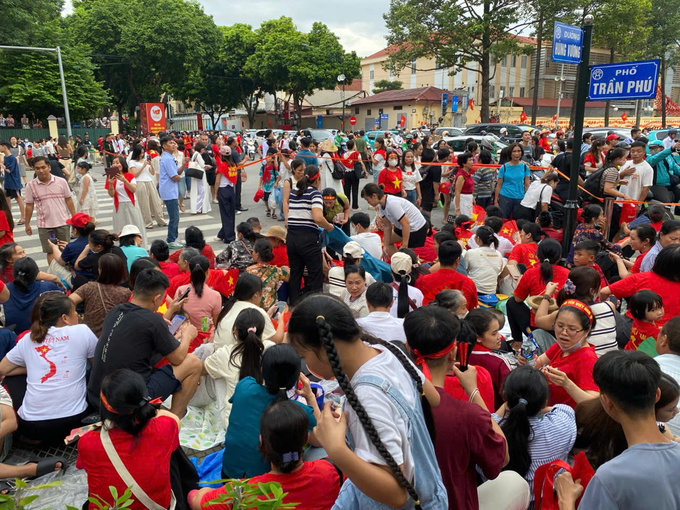 Người dân ngồi chờ ở khu vực vỉa hè ngã tư Hùng Vương, Trần Phú.