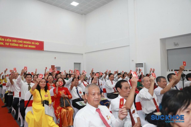 Các đại biểu tiến hành biểu quyết tại đại hội
