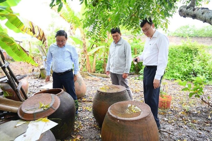 PGS.TS.BS Nguyễn Vũ Thượng - Phó Viện trưởng Viện Pasteur thành phố Hồ Chí Minh (bìa phải) giám sát thực địa tại Khu phố Bình Trung 2, phường Tân An (Ảnh: Ngươn Kiết)
