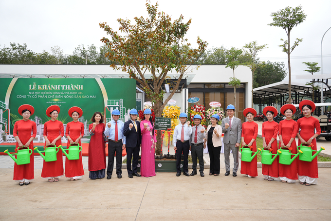Ban lãnh đạo Trung Ương và lãnh đạo UBND tỉnh Quảng Ngãi trồng cây lưu niệm tại nhà máy