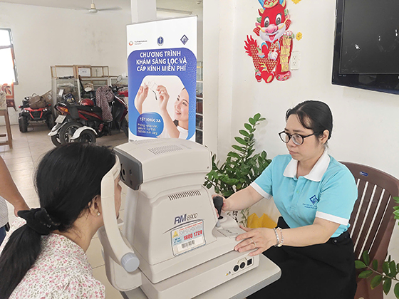 Người dân được khám khúc xạ miễn phí