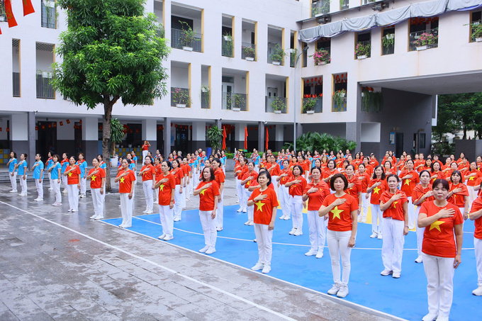 Hoạt động của hội viên Hội Liên hiệp Phụ nữ phường Nghĩa Đô nhân Kỷ niệm 80 năm Quốc khánh 2/9