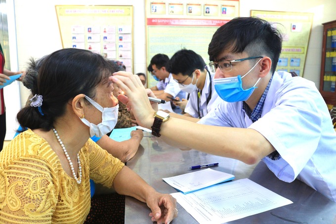 Bác sĩ thăm khám mắt cho bệnh nhân