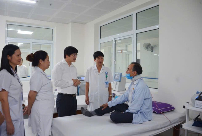 Ông Nguyễn Trọng Diện- Giám đốc Sở Y tế tỉnh Quảng Ninh thăm và làm việc tại Bệnh viện Lão khoa- Phục hồi chức năng (Ảnh: Bệnh viện LK-PHCN cung cấp) 