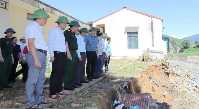 Đoàn công tác kiểm tra tình trạng sạt lở tại Trường mầm non Yên Nhân
