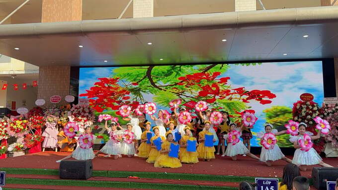 Tiết mục của các em nhỏ mở đầu lễ khai giảng tại trường tiểu học Nguyễn Trãi  