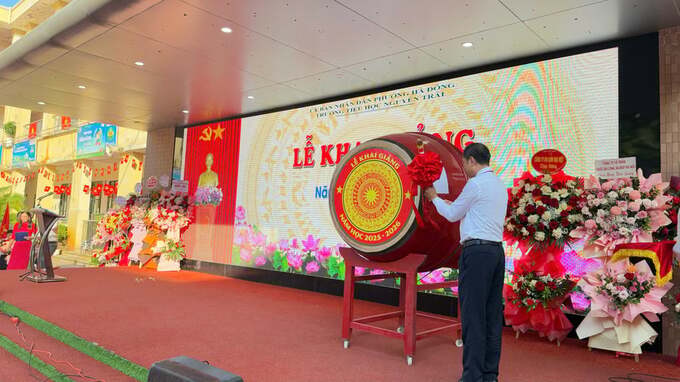 Công ty nước sạch Hà Đông trao lẵng hoa chúc mừng lễ khai giảng năm học mới trường tiểu học Nguyễn Trãi  