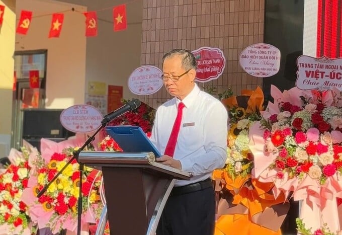 Thầy Lê Trung Tuấn - Hiệu trưởng trường tiểu học Nguyễn Trãi phát biểu tại lễ khai giảng  
