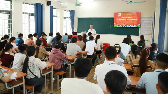 Các học viên tham dự lễ khai giảng lớp đào tạo nhân viên y tế thôn bản