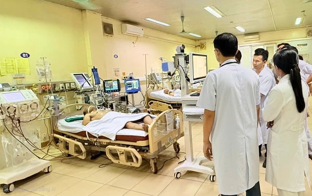 Các bác sỹ BVĐK tỉnh Hà Tĩnh kết nối hội chẩn Tele-ICU với Khoa Cấp cứu và Hồi sức tích cực, Bệnh viện Đại học Y Hà Nội.