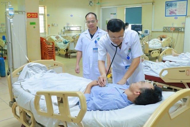 Bác sĩ Nguyễn Viết Hải thăm khám cho bệnh nhân sau ca cấp cứu