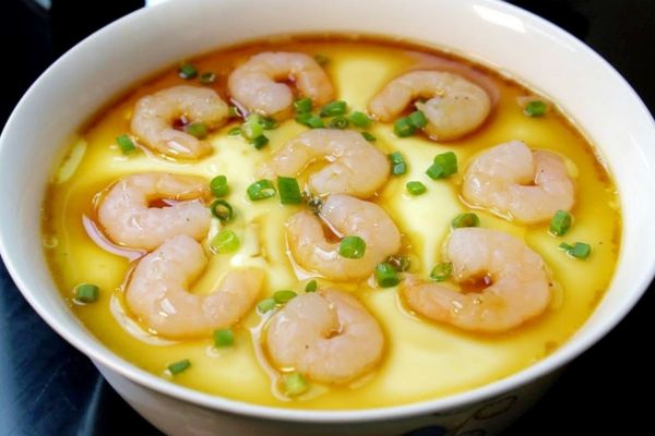 Đậu phụ cung cấp canxi thực vật dễ hấp thu, tôm mang đến lượng protein và kẽm cần thiết để kích thích quá trình tái tạo tế bào xương