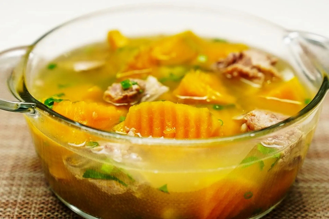 Sườn hấp bí đỏ cung cấp canxi ở dạng dễ hấp thụ, góp phần phòng ngừa loãng xương.