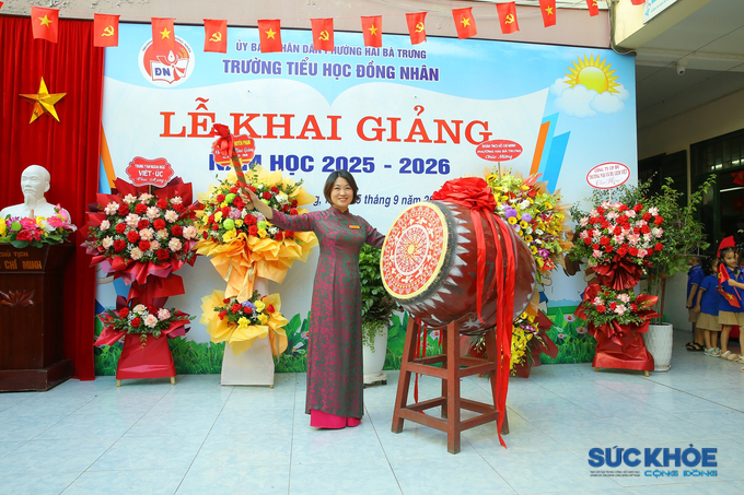 Cô Hoàng Thị Kim Dung – Hiệu trưởng nhà trường đánh trống khai giảng năm học mới