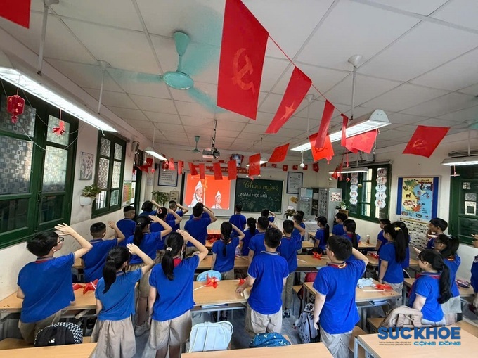 So với các năm học trước, năm nay bên cạnh lễ khai giảng trực tiếp, các em học sinh còn được tham gia lễ chào cờ trực tuyến, kết nối cùng học sinh cả nước