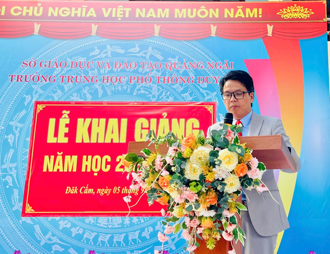 Thầy Lê Công Cường – Hiệu trưởng trường THPT Duy Tân phát biểu tại lễ khai giảng