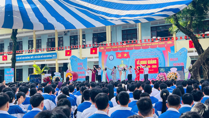 Thầy và trò trường THPT Duy Tân thể hiện ca khúc “Hành khúc Duy Tân”