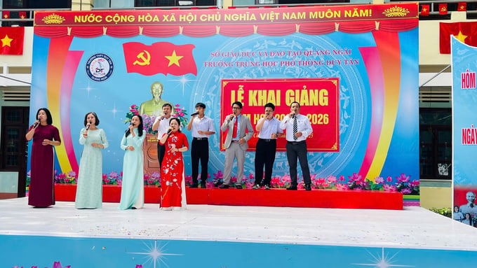 Thầy và trò trường THPT Duy Tân thể hiện ca khúc “Hành khúc Duy Tân”