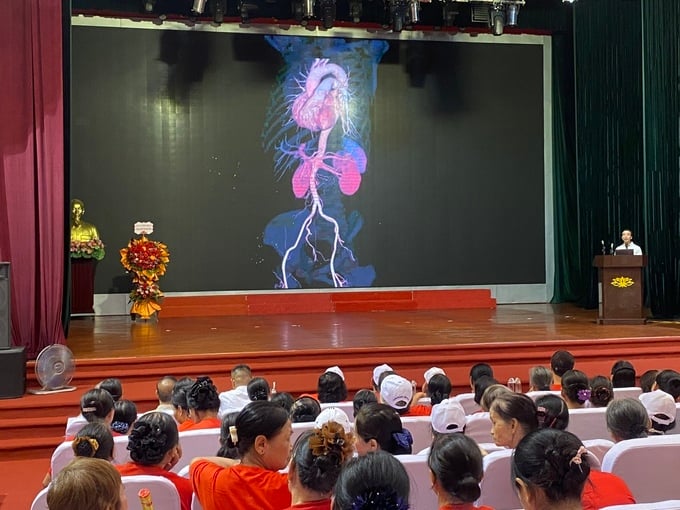Hội viên được GS.TS.BS Nguyễn Quang Tuấn – Nguyên Chủ tịch Hội Tim mạch can thiệp Việt Nam chia sẻ những thông tin “Để có trái tim khỏe”  
