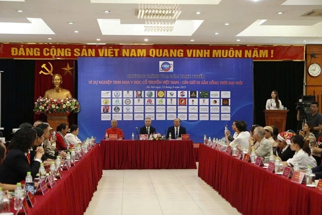 Chương trình Tọa đàm trực tuyến với chủ đề “Tinh hoa Y học cổ truyền Việt Nam – Gìn giữ di sản sống trong thời đại mới”.