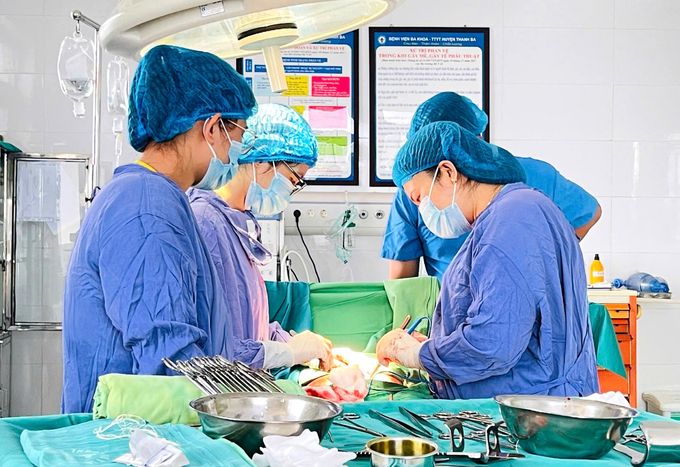 Bác sĩ Trung tâm Y tế khu vực Thanh Ba phẫu thuật cho người bệnh