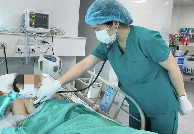 Bác sĩ khám cho bệnh nhi (Ảnh: BVCC)