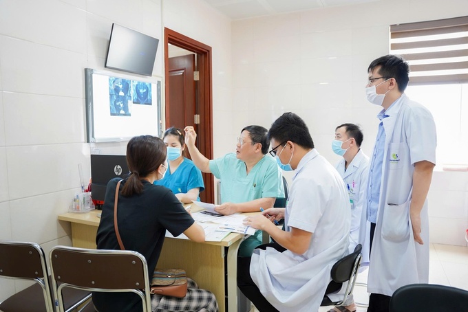 GS.TS Nguyễn Viết Tiến tư vấn cho người bệnh (Ảnh: VGP/HM)