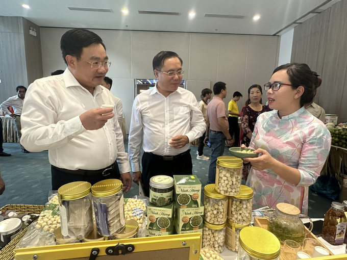 Phó Chủ tịch Ủy ban nhân dân tỉnh Khánh Hòa, Trịnh Minh Hoàng thăm các gian hàng nông nghiệp sạch OCOP (Ảnh: Thanh Huy)