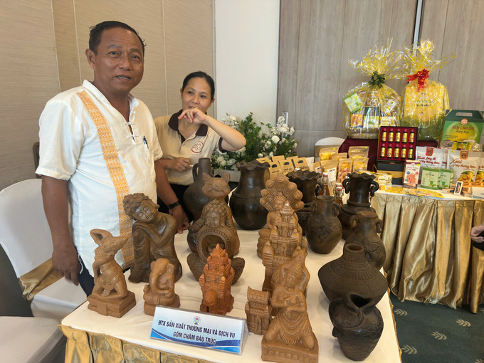 Các sản phẩm gốm do Hợp tác xã sản xuất thương mại và dịch vụ gốm Chăm Bàu Trúc sản xuất (Ảnh Thanh Huy)