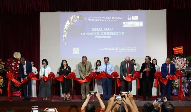 Các đại biểu cắt băng khai mạc